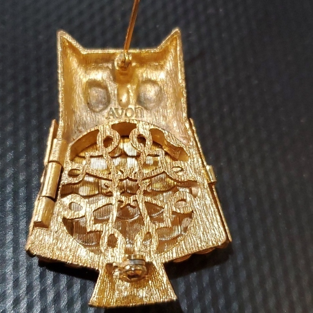 Avon Vintage Owl brooch 2.25 inch gold tone Secret Compartment or locket. - Picture 2 of 5